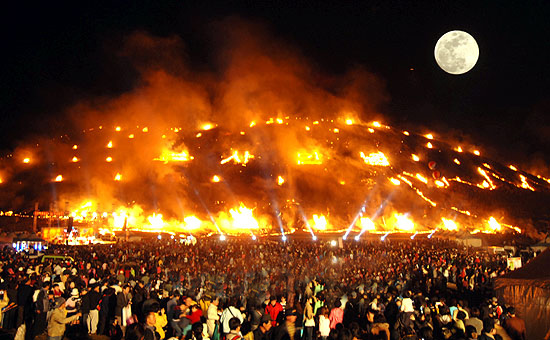 Lễ hội lửa Jeju -Lễ hội lửa Jeju thu hút rất đông người tham dự mỗi năm.