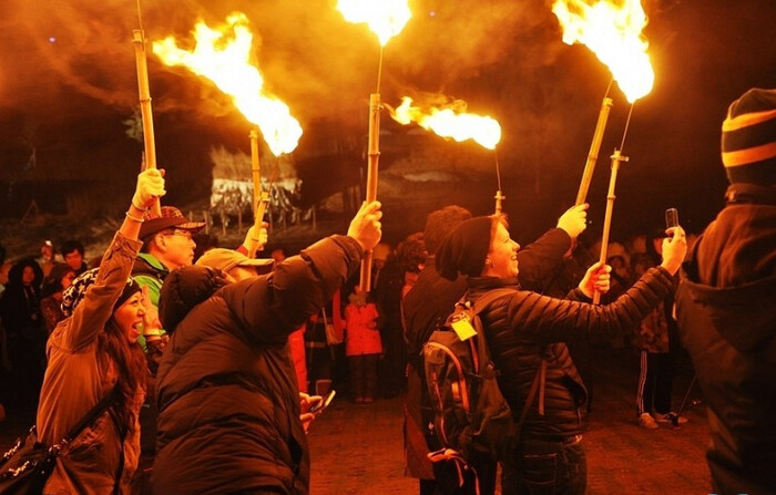 Lễ hội lửa Jeju - Du khách nước ngoài đang trải nghiệm một hoạt động của lễ hội.