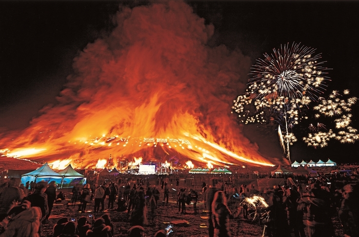 Lễ hội lửa Jeju - Ngọn lửa cháy rực cùng màn pháo hoa sặc sỡ tạo nên một bữa tiệc ánh sáng tuyệt vời