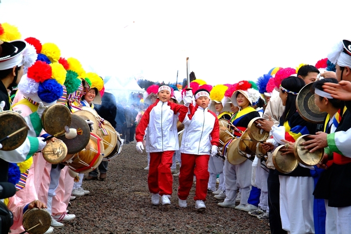 Lễ hội lửa Jeju - Những em bé đang tham gia một nghi lễ rước đuốc
