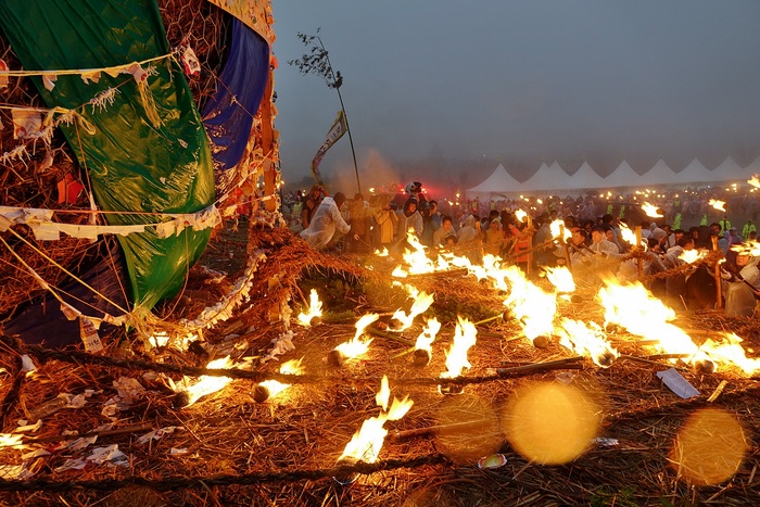 Lễ hội lửa Jeju - Ngôi nhà mặt trăng chuẩn bị được đốt cháy để mong muốn tiêu diệt hết sâu bọ gây bệnh 