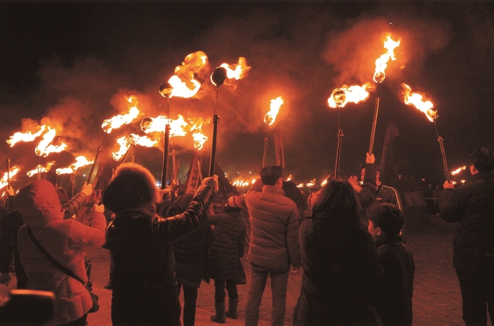 Lễ hội lửa Jeju - Mỗi người tham gia được cầm trên tay một ngọn đuốc nhỏ