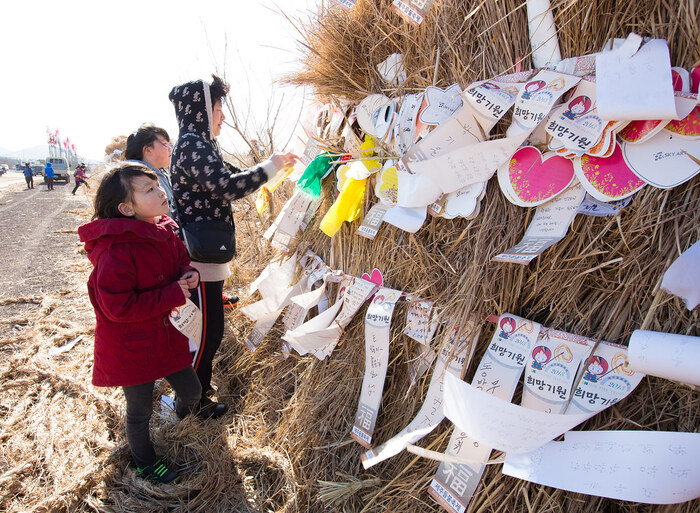 Lễ hội lửa Jeju - Trẻ em đang gửi gắm những nguyện vọng lên các lá bùa được dán lên ngôi nhà mặt trăng