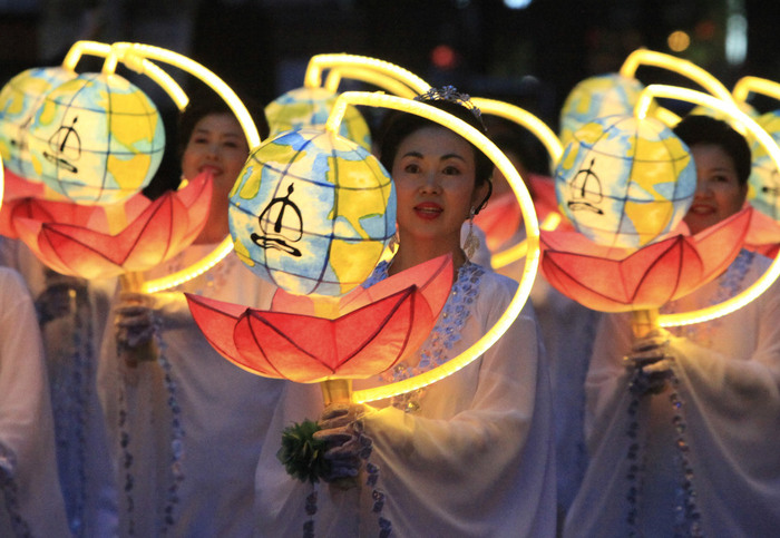 Lễ Phật Đản Hàn Quốc - Người dân nô nức tham gia lễ hội.