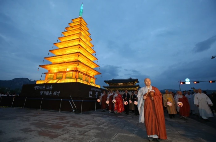 Lễ Phật Đản Hàn Quốc - Một tòa tháp đèn lồng được thắp sáng giữa màn đêm chập choạng tối.