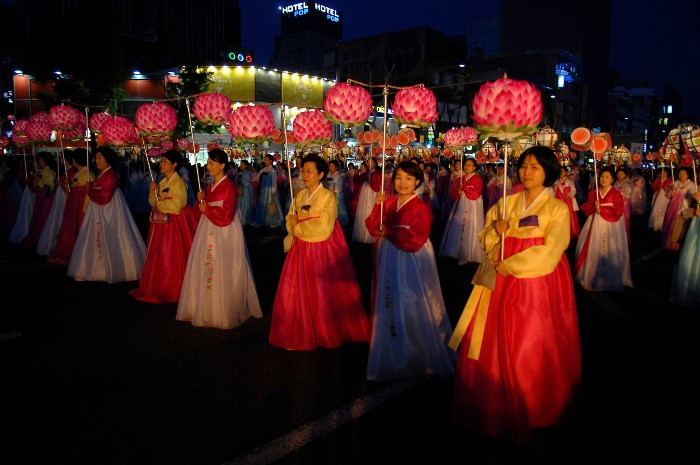 Lễ Phật Đản Hàn Quốc - Những người tham gia diễu hành cầm những đèn hoa sen đặc trưng trong lễ phật đản Hàn Quốc