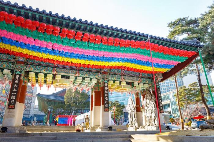 Lễ Phật Đản Hàn Quốc - Chùa Jogyesa dưới những dải màu càng sáng và thanh tao hơn.