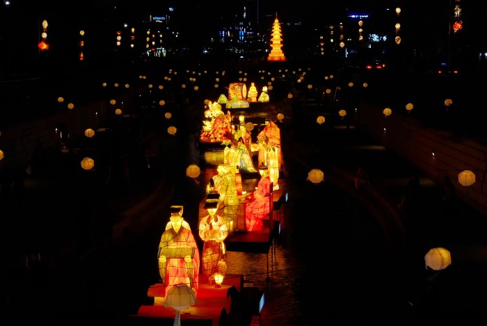 Lễ Phật Đản Hàn Quốc - Những mô hình đèn lồng khổng lồ được đi diễu hành khắp các con phố