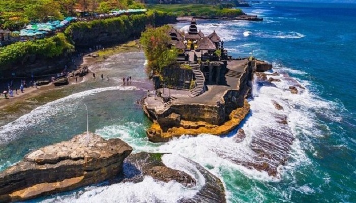 Thiên đường Bali - Đền Tanah Lot nằm cách trung tâm của đảo Bali khoảng 20km