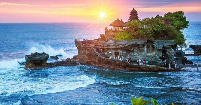 Đền ở Indonesia - Hoàng hôn tại đền Tanah Lot