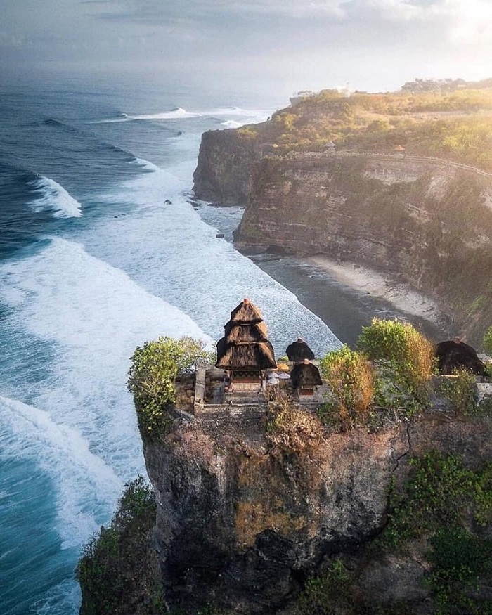 Cẩm nang du lịch bali - Đảo Bali với làn nước trong xanh và sóng vỗ rì rào