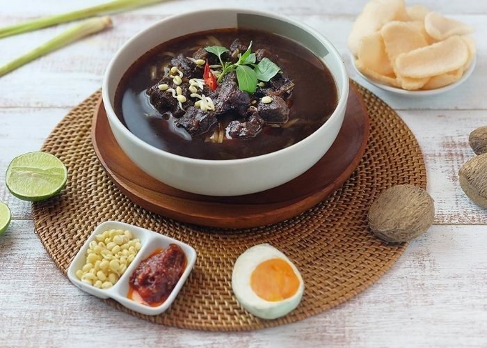Đặc sản Indonesia - Rawon là món súp thịt bò nhìn thật giống canh xương bò của Hàn Quốc