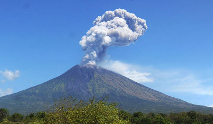 Đảo Indonesia - Rất nhiều núi lửa đang hoạt động tại Indonesia