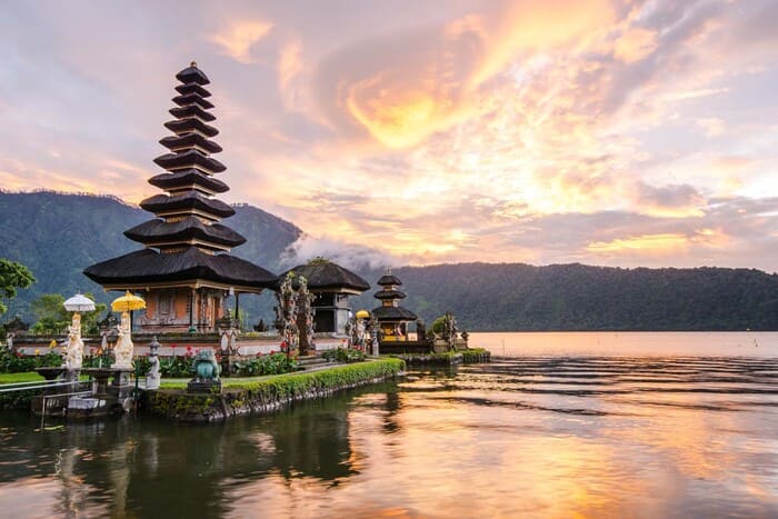 Đi Indonesia có cần visa không - Đền Ulun Danu Bratan mang nhiều nét cổ kính, trang nghiêm