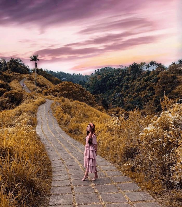Địa điểm du lịch Bali - Vẻ đẹp nên thơ của đường mòn vào mùa thu kết hợp cùng những đám mây màu tím thật khó có nơi nào có thể lặp lại được