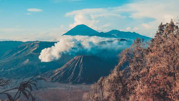 Địa điểm du lịch Indonesia - Ngọn núi lửa Bromo hòa mình giữa thiên nhiên núi rừng hùng vĩ, tráng lệ.