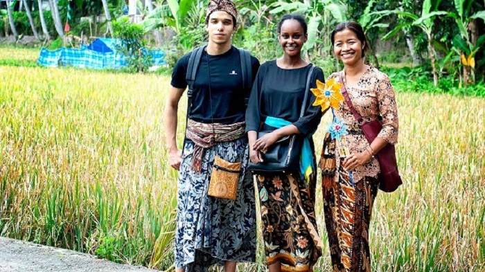 Du lịch Bali có cần visa không - Trang phục của người dân