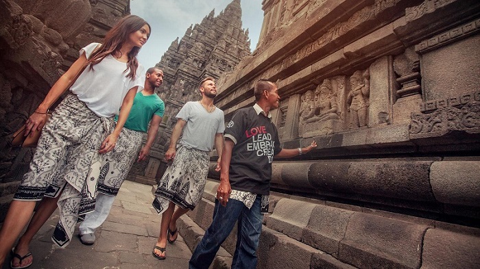 Du lịch Bali có cần visa không - Ăn mặc kín đáo khi đến thăm đền đài.