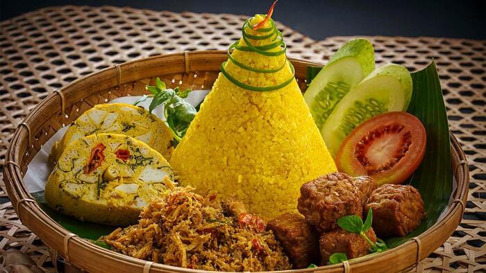 Món ngon Indonesia - Nasi Kuning được bày trí đẹp mắt trong dịp cúng tế