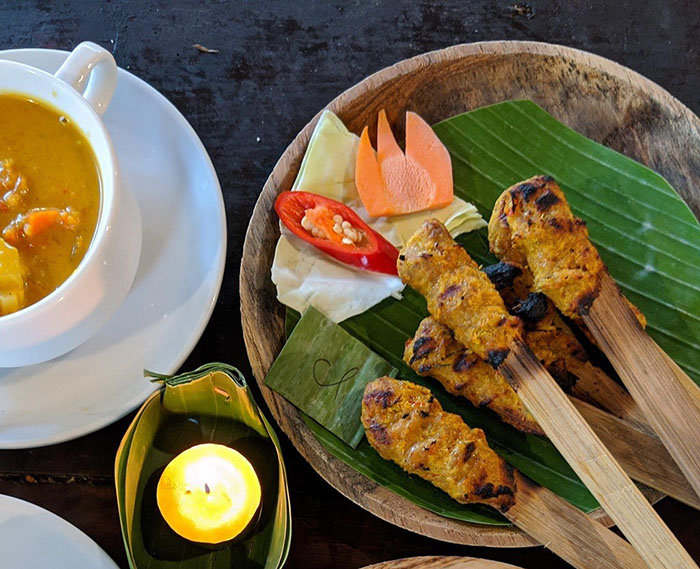 Văn hóa ẩm thực Indonesia - Nhìn giống nem nướng nhưng nó làm từ thịt cá và tôm xay nhuyễn
