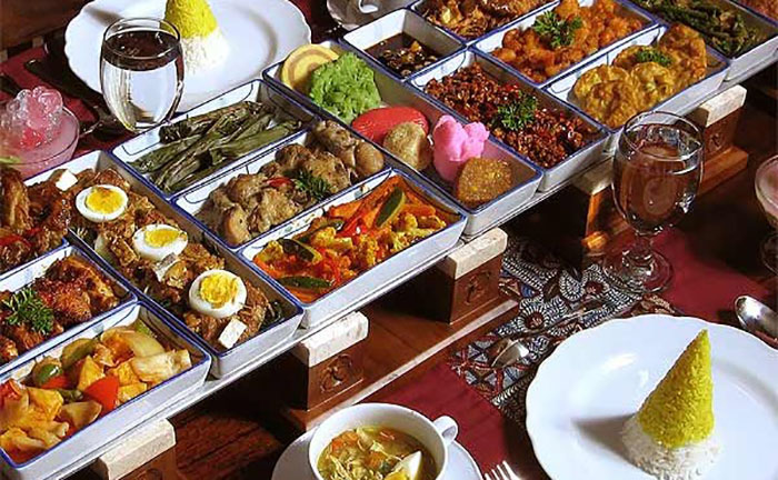 Văn hóa ẩm thực Indonesia - Ẩm thực Indonesia chịu ảnh hưởng từ Ấn Độ, Trung Đông và Châu Âu.