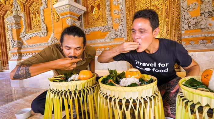 Văn hóa ẩm thực Indonesia - Họ chủ yếu ăn bốc.