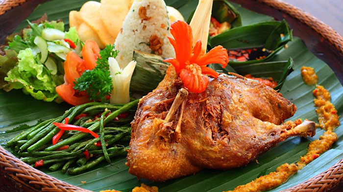 Văn hóa ẩm thực Indonesia - Món vịt rán giòn ăn được cả xương.
