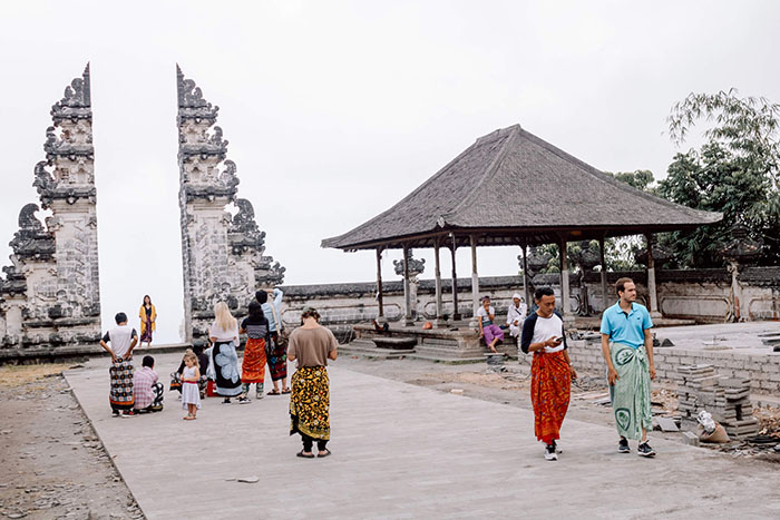 Đền Lempuyang - Mọi người ăn mặc kín đáo khi vào đền, không phân biệt nam nữ