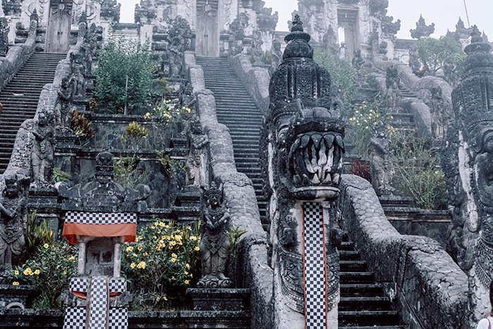 Đền Lempuyang - Cận cảnh chạm khắc bằng đá dọc theo lối lên đền thượng