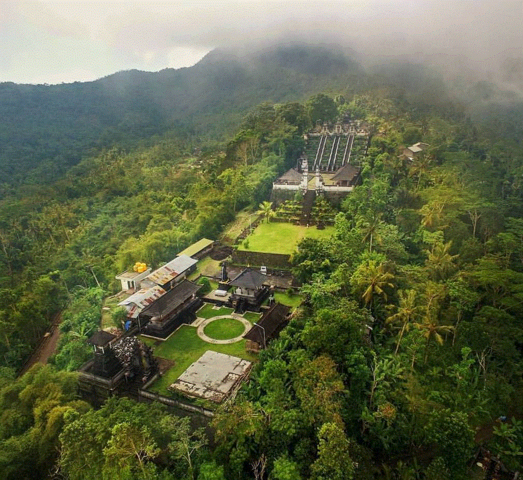 Đền Lempuyang - Vị trí đền đặt trên núi cao hơn 100m so với mực nước biển, cây cối bao xung quanh.