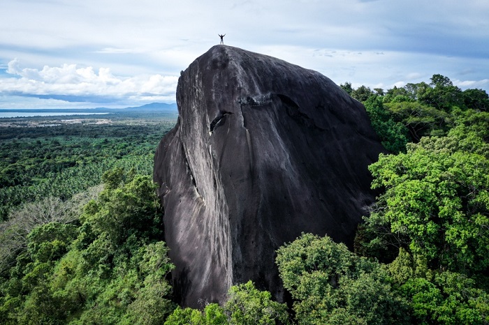 Đảo Belitung - Núi Batu Baginde bao gồm hai khối đá granite lớn, và chúng lớn như 2 ngọn núi.