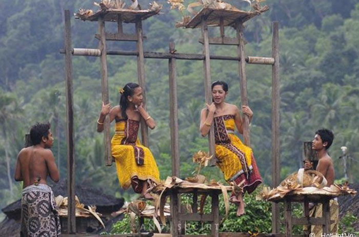 Lễ hội Usaba Sambah - Các chàng trai đu trên 2 chiếc cột 2 bên xích đu để giữ cho nó quay liên tục