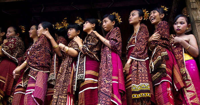 Lễ hội Usaba Sambah - Những cô gái mặc trang phục truyền thống rực rỡ