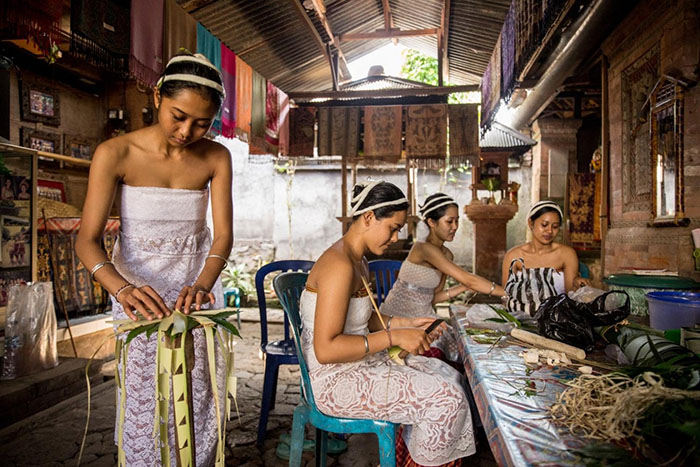 Lễ hội Usaba Sambah - Các cô gái đan bungan bằng lá tre nứa.