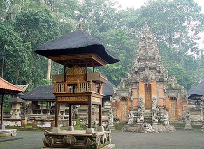 Đền Pura Dalem Agung - Cổng kori agung được trang trí phong phú và các gian hàng trong các khu phức hợp Pura Dalem Agung Padantegal ở Bali. 