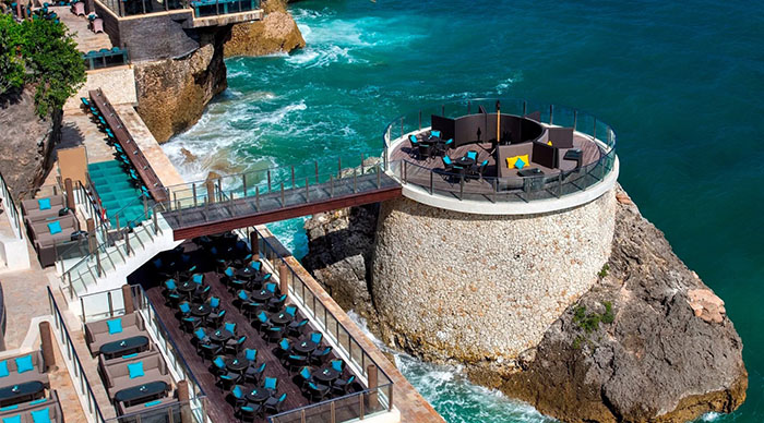 Bali có gì chơi - Quầy bar nằm bên vách đá với kiến trúc độc lạ