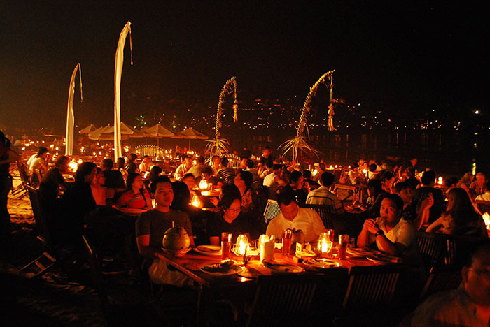 Bali có gì chơi - Nhà hàng ngập trong ánh nến lung linh, lãng mạn