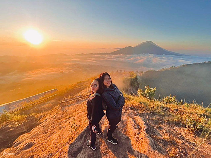 Bali có gì chơi - Du khách check in với cảnh hoàng hôn trên núi Batur