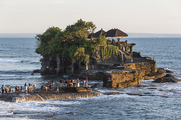 Bali có gì đẹp - Ngôi đền được bao quanh bởi biển cả và các ngọn sóng lớn