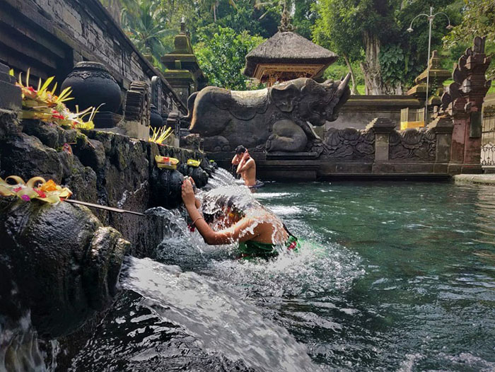 Bali có gì đẹp - Người dân tắm ở hồ nước trong đền