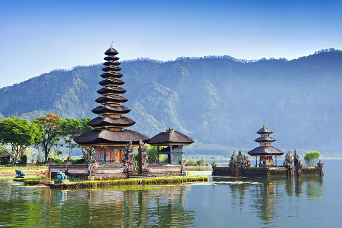 Bali có gì đẹp - Ngôi đền nổi bật với ngọn tháp cao nằm giữa mặt hồ yên ả