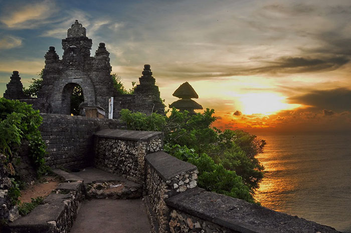 Bali có gì đẹp - Ngôi đền nằm trên vách đá cao 76m