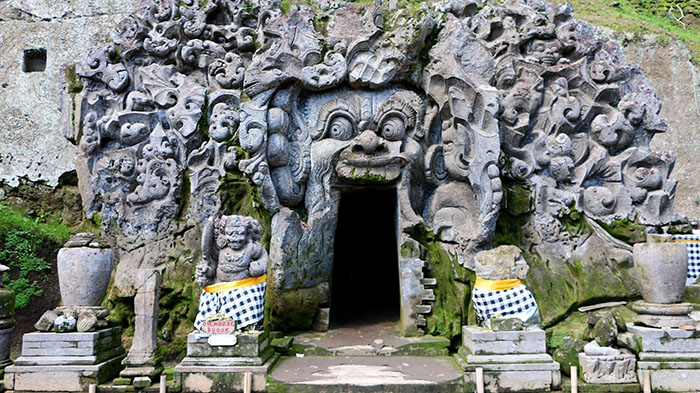 Bali có gì đẹp - Hình điêu khắc mặt quỷ đáng sợ trước cổng đền