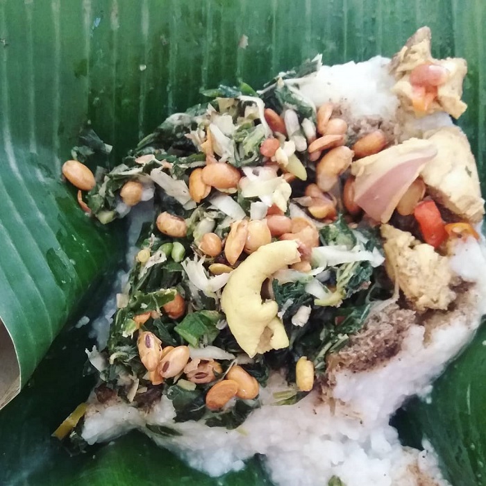 Chợ đêm Gianyar - Nasi Tepeng sử dụng hạt gạo mềm ăn cùng với sốt, gia vị, thảo mộc, ăn kèm cùng với cà tím, mít,... 
