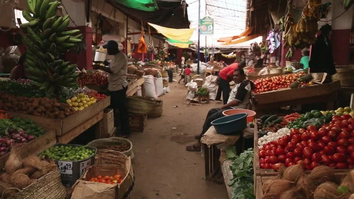 Chợ đêm Kereneng - Ban ngày chợ Kereneng vẫn buôn bán các mặt hàng thực phẩm bình thường