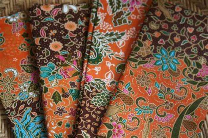 Chợ đêm Kereneng - Vải Batik truyền thống là mặt hàng thủ công được bày bán phổ biến tại chợ.