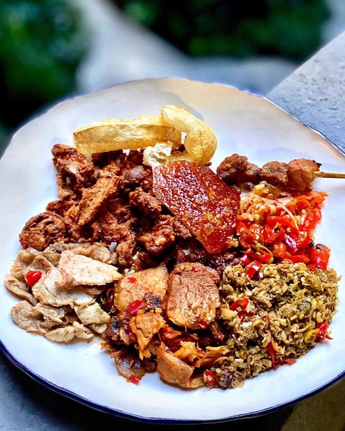 Chợ đêm Kereneng -Nasi babi guling được ướp gia vị theo công thức truyền thống có hương vị ngon đặc sắc