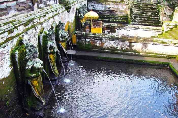 Đền Goa Gajah - Các bức tượng phun nước tại ngôi đền