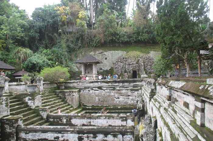 Đền Goa Gajah - Du khách đi vào phía trong đền để tham quan