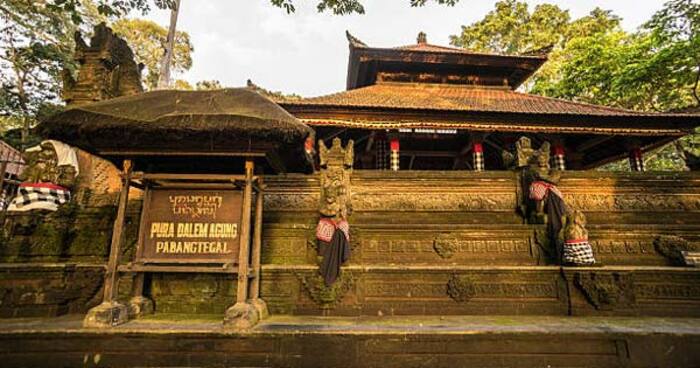 Đền Pura Dalem Agung - Cổng chào du khách đền Pura Dalem Agung